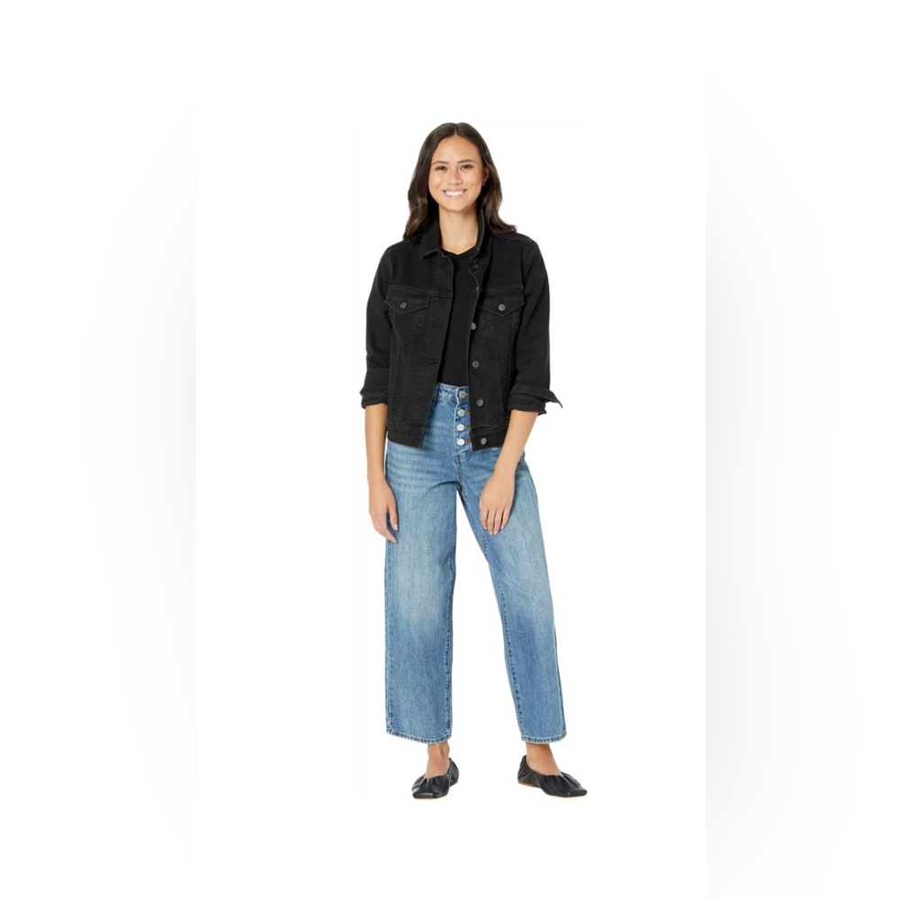 Sport a chic look with Blank NYC™ Baxter Rib Cage Jeans size 25